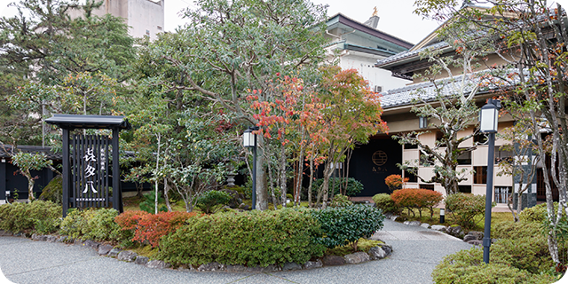 チェックインは喜多八のフロントにて