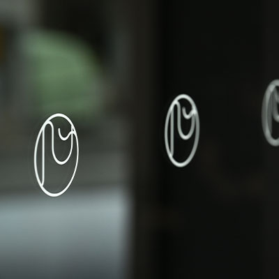 ホテル八ツ　ドアのロゴマークイメージ画像