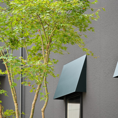 ホテル八ツ　ドアのロゴマークイメージ画像